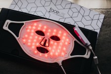 Rio Beauty faceLITE LED fényterápiás arcmaszk, FDA minősítéssel - vörös (633nm) és az infravörös (830nm) közeli fényt kombinálja | RIO-FCLT